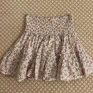 Such a pretty skirt! Have used a couple of times but doesn’t have any stains!
